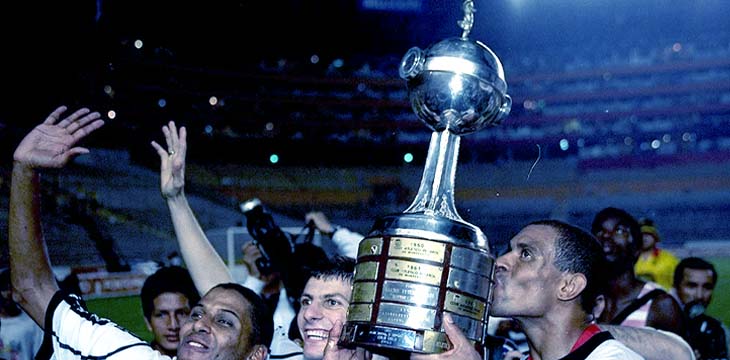 jogadores segurando a taça da libertadores