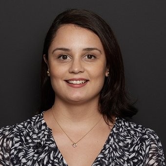 Foto de perfil da advogada Viviane Rodrigues com cabelo curto e blusa preta e branca