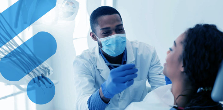 Dentista durante um procedimento com paciente