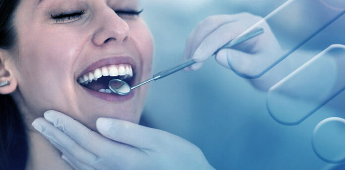 dentista2 Dentista durante um procedimento com paciente