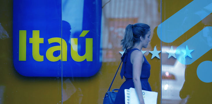 mulher na fachada itaú pra pegar informe de rendimentos