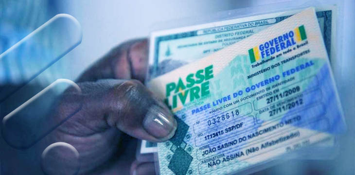Pessoa segurando o cartão do passe livre e um documento de identidade