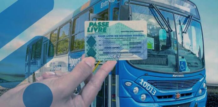 passelivre2 Pessoa segurando um cartão do Passe Livre em frente à um ônibus