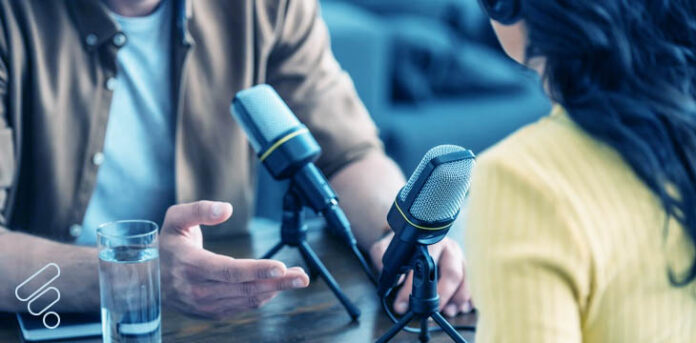 podcast1 duas pessoas falando em podcast
