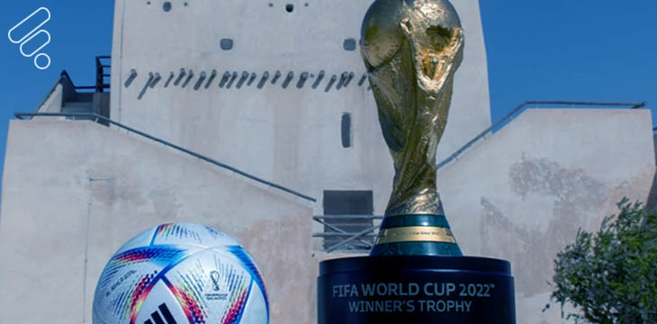taça da copa do mundo ao lado de uma bola