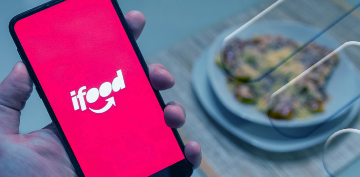 Pessoa segurando celular aberto no Ifood