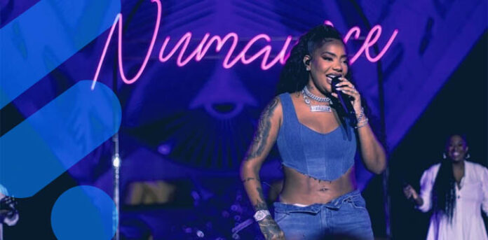 Cantora Ludmilla durante os shows da turnê Numanice