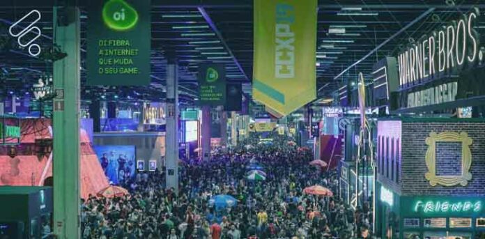 Pessoas circulando em um dos pavilhões da CCXP